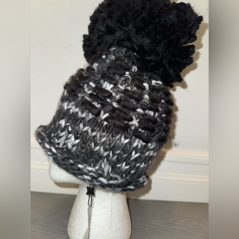 NWT Knit BCBGeneration Oversized Pom Ski Hat